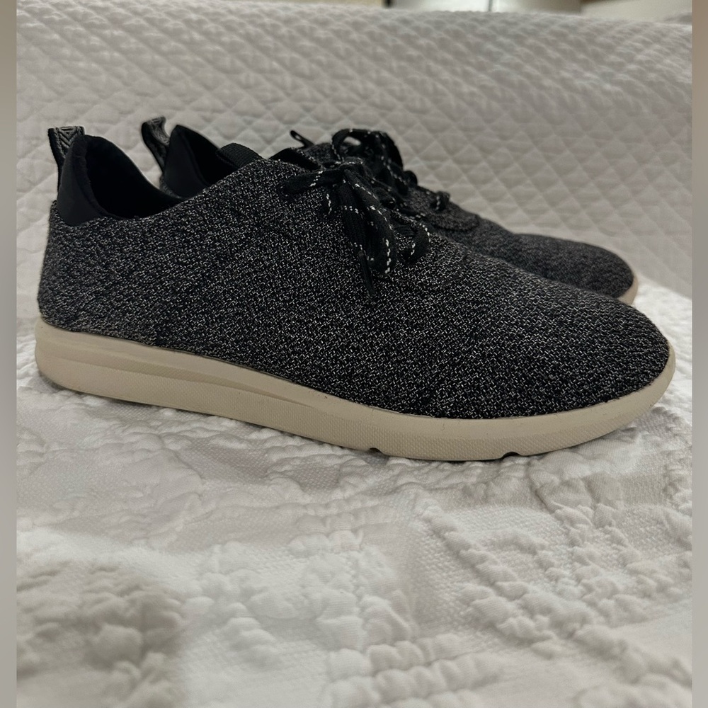 Toms Women’s Del Rey Sneakers Black and White Cloth, Gently Used (size 9)